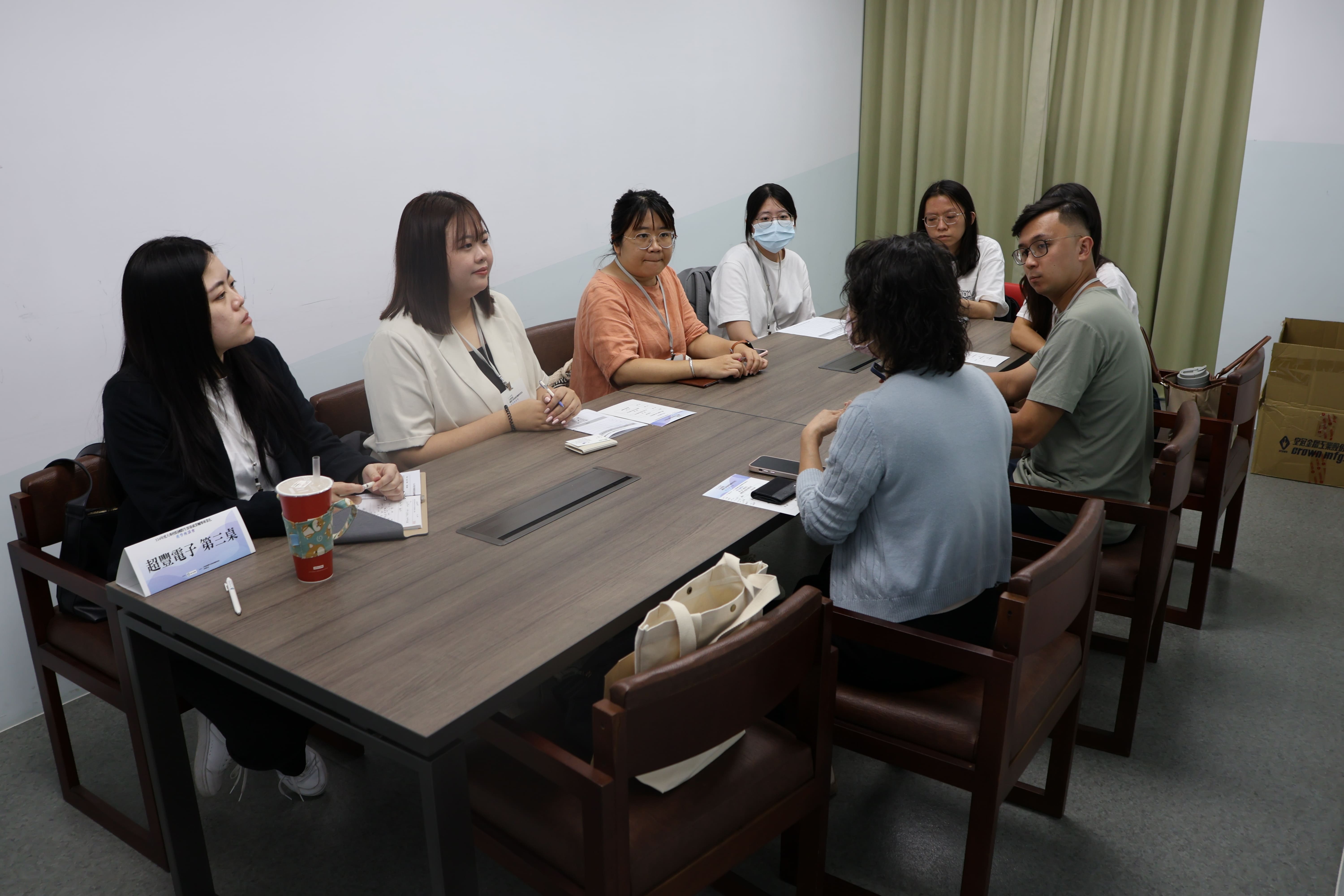 學校與企業分桌洽談