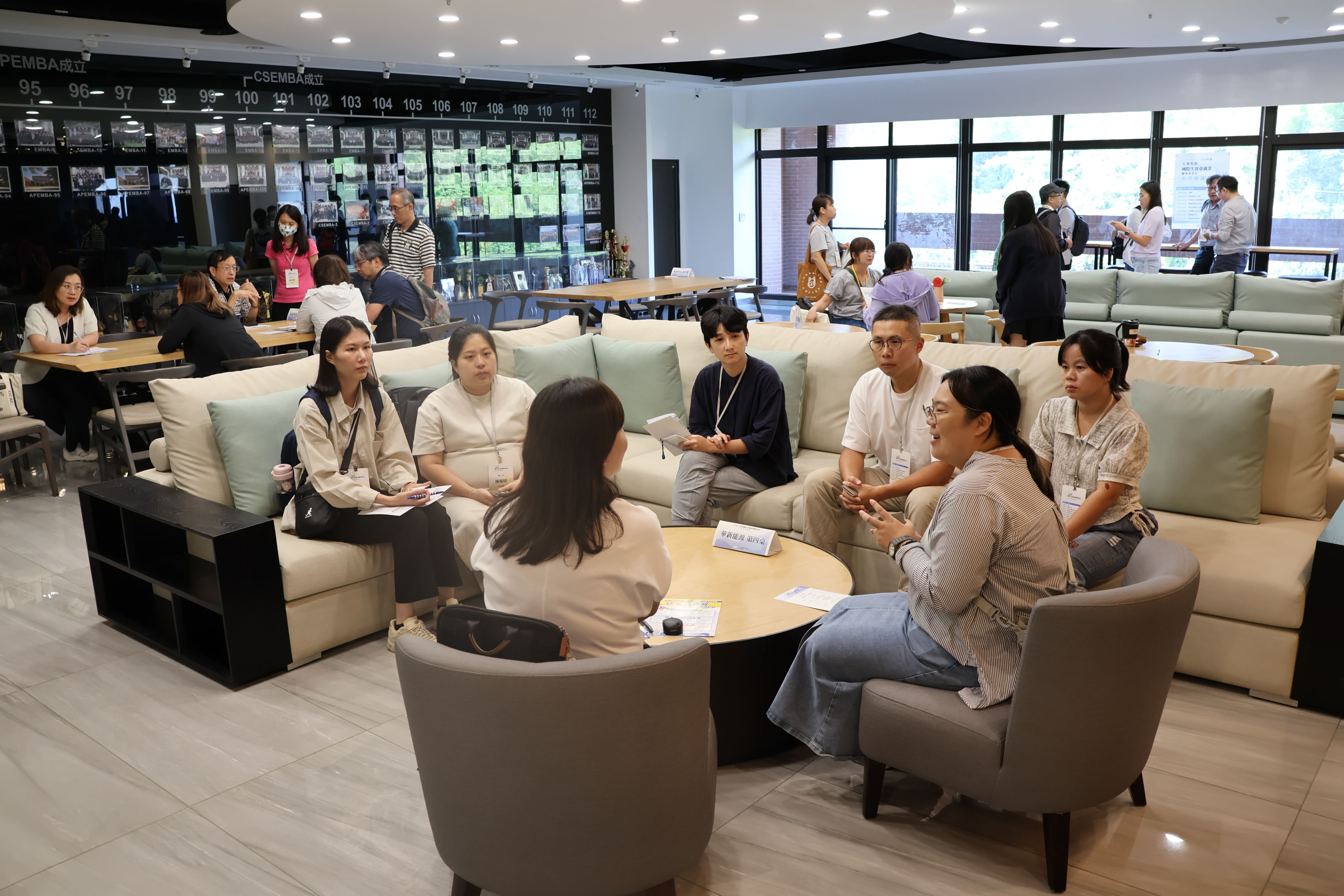 學校與企業分桌洽談